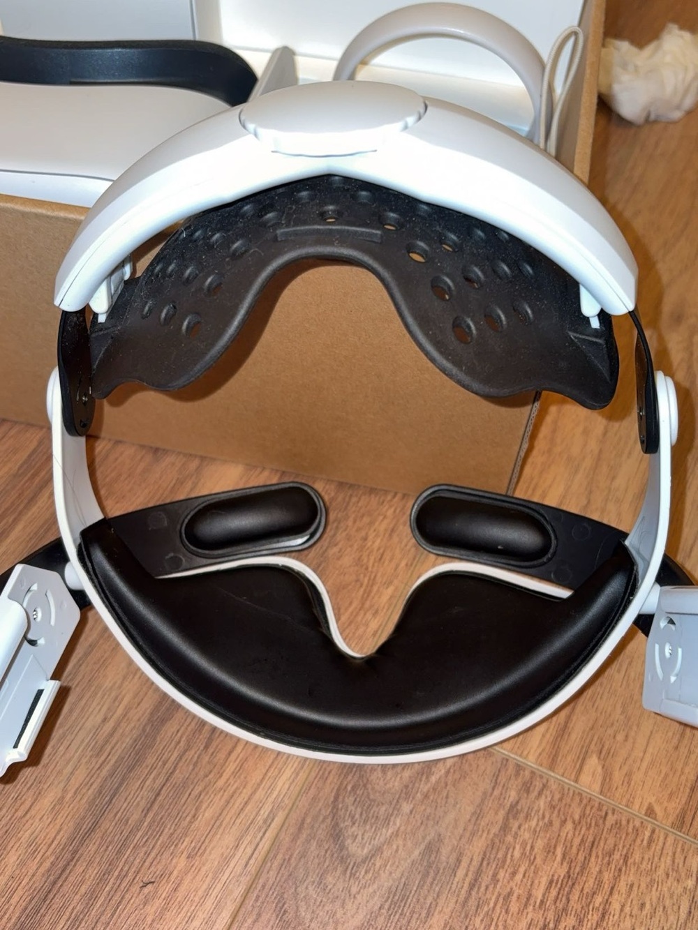 Oculus Quest 2 Headset with Comfort Pad and Controllers-original box and parts - Picture 5 of 8